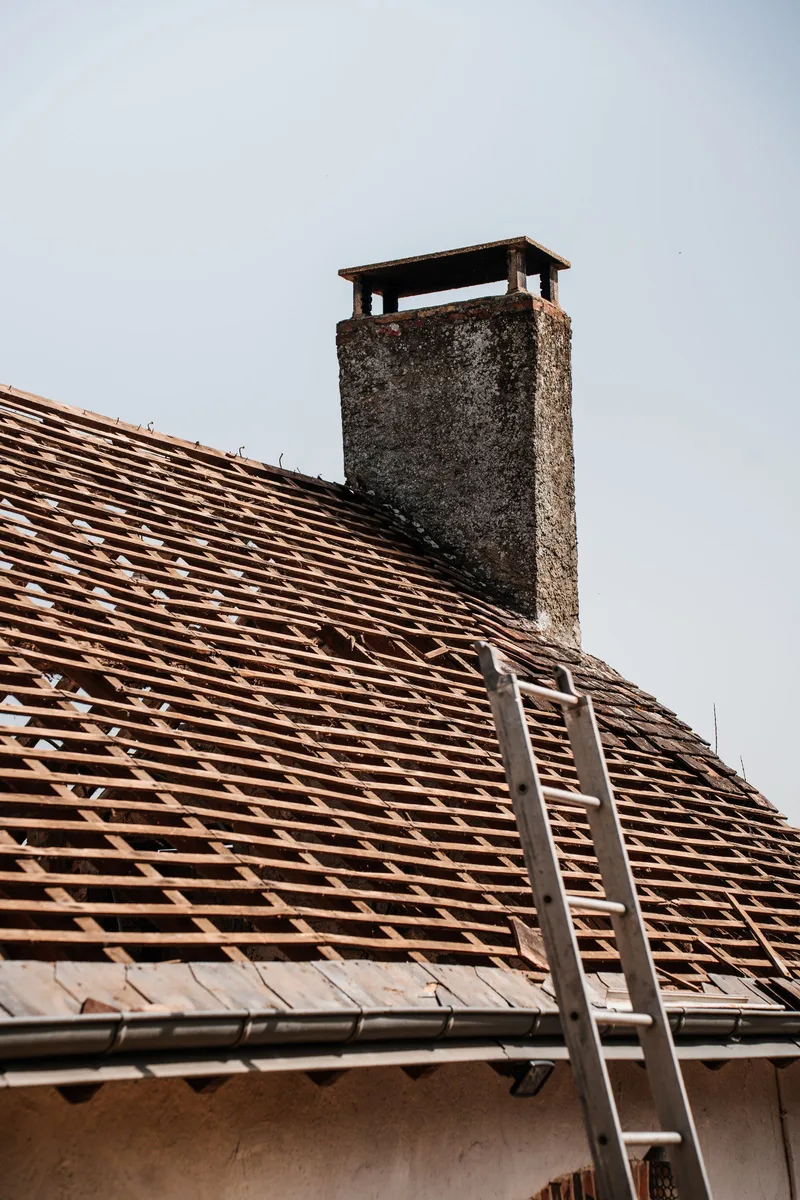 Tagdækker udfører akut tagreparation efter storm i Horsens